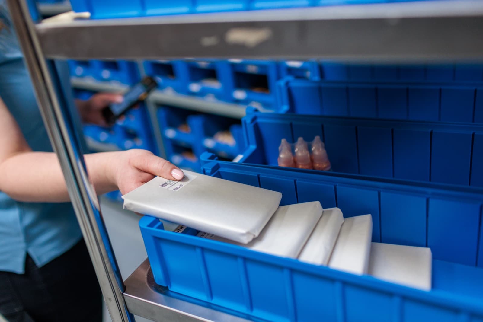 Präzise Etikettierung und Barcode-Anbringung